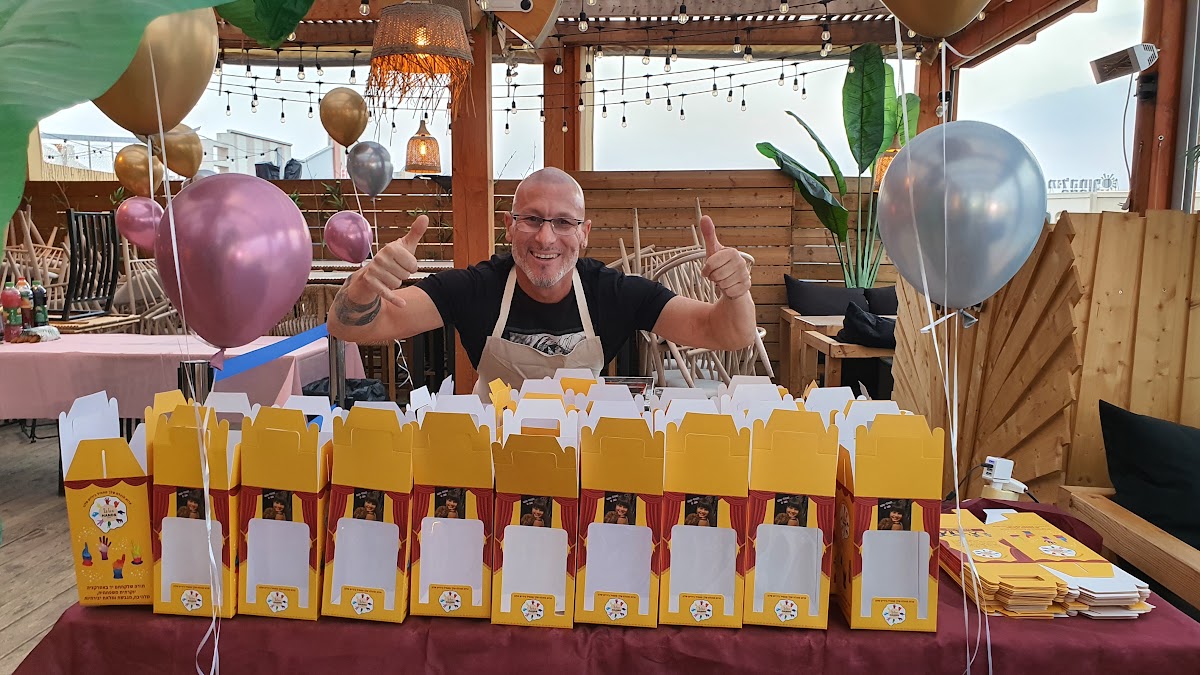מושיקו עם קופסאות מתנה ממותגות