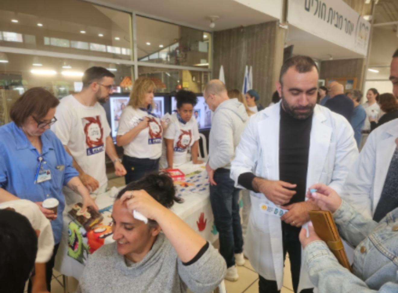 עמדת ידי השעווה בפעולה ביום בריאות וגיבוש לעובדים