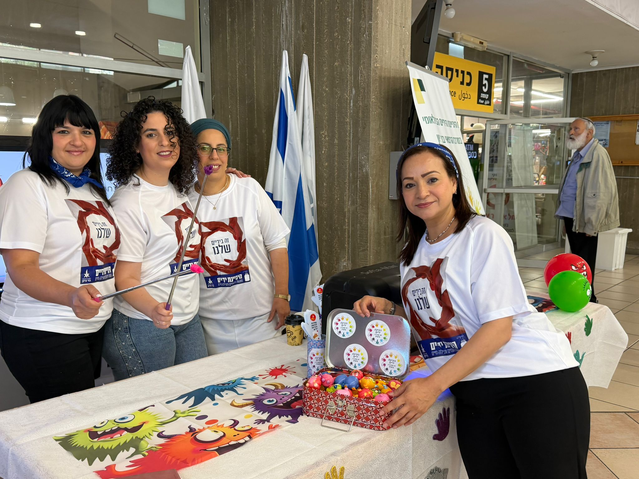 עמדת ידי השעווה באירוע ארגוני עם קופסאות ממותגות