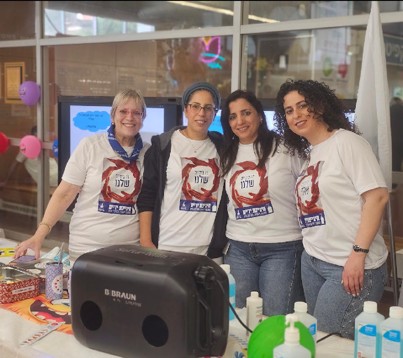 צוות עובדות עם פסלוני ידי שעווה ביום כיף ארגוני