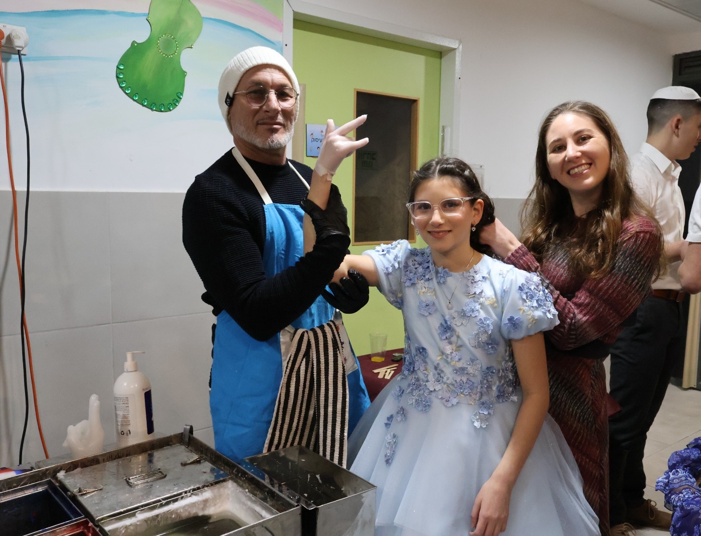 כלת בת מצווה ואמה בעמדת ידי השעווה עם הצוות