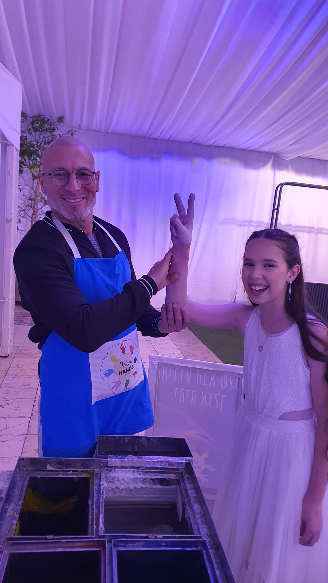 כלת בת מצווה מציגה בגאווה פסלון יד שעווה צבעוני