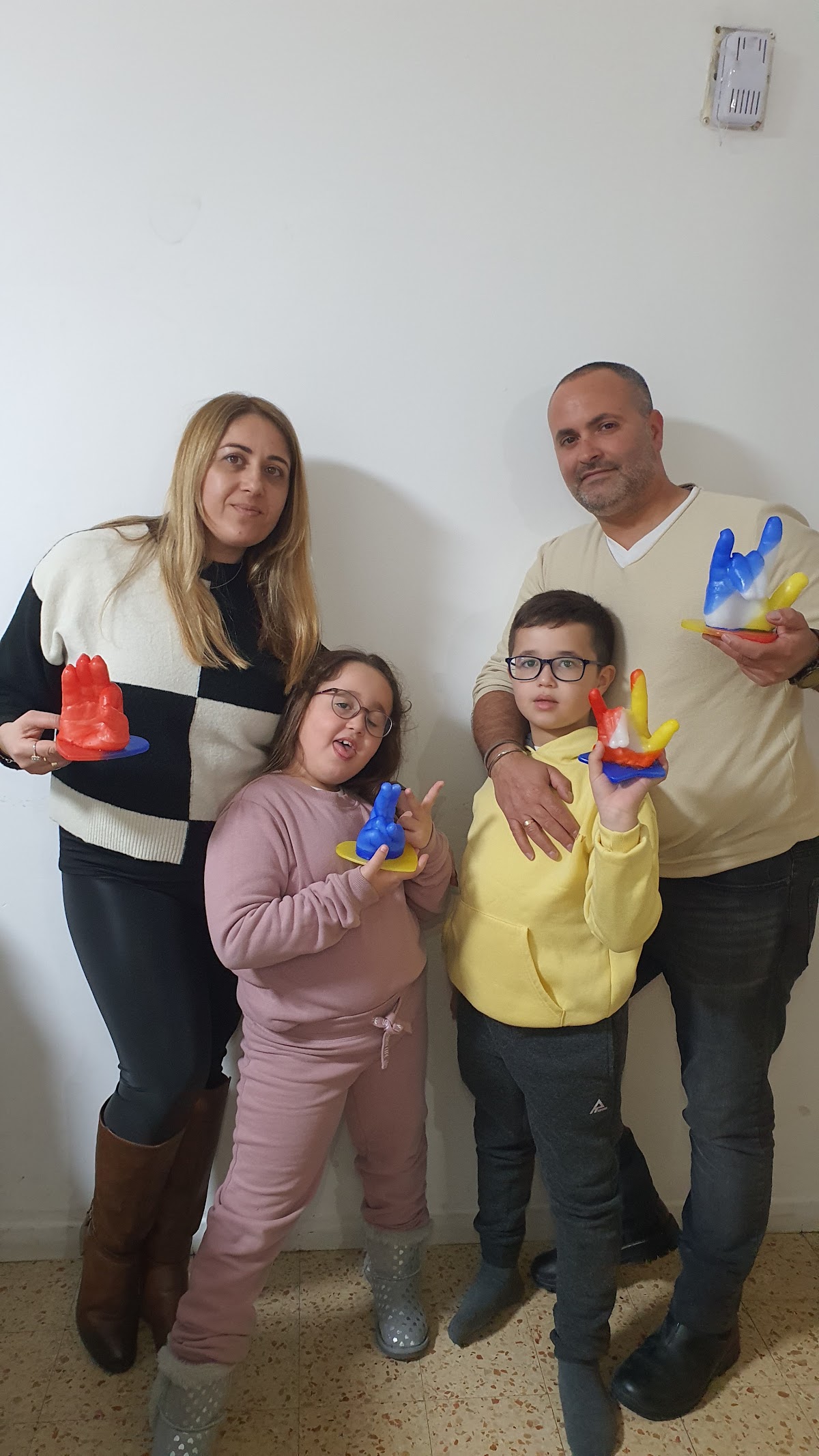 משפחה הורים וילדים עם ידי שעווה