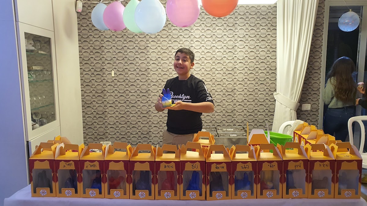 שולחן קופסאות מתנה ממותגות עם שמות
