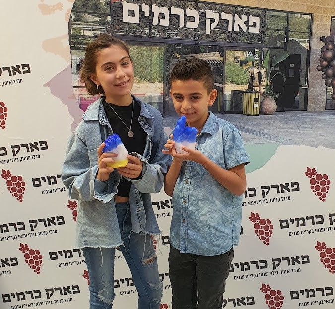 אח ואחות מחזיקים ידי שעווה צבעוניות